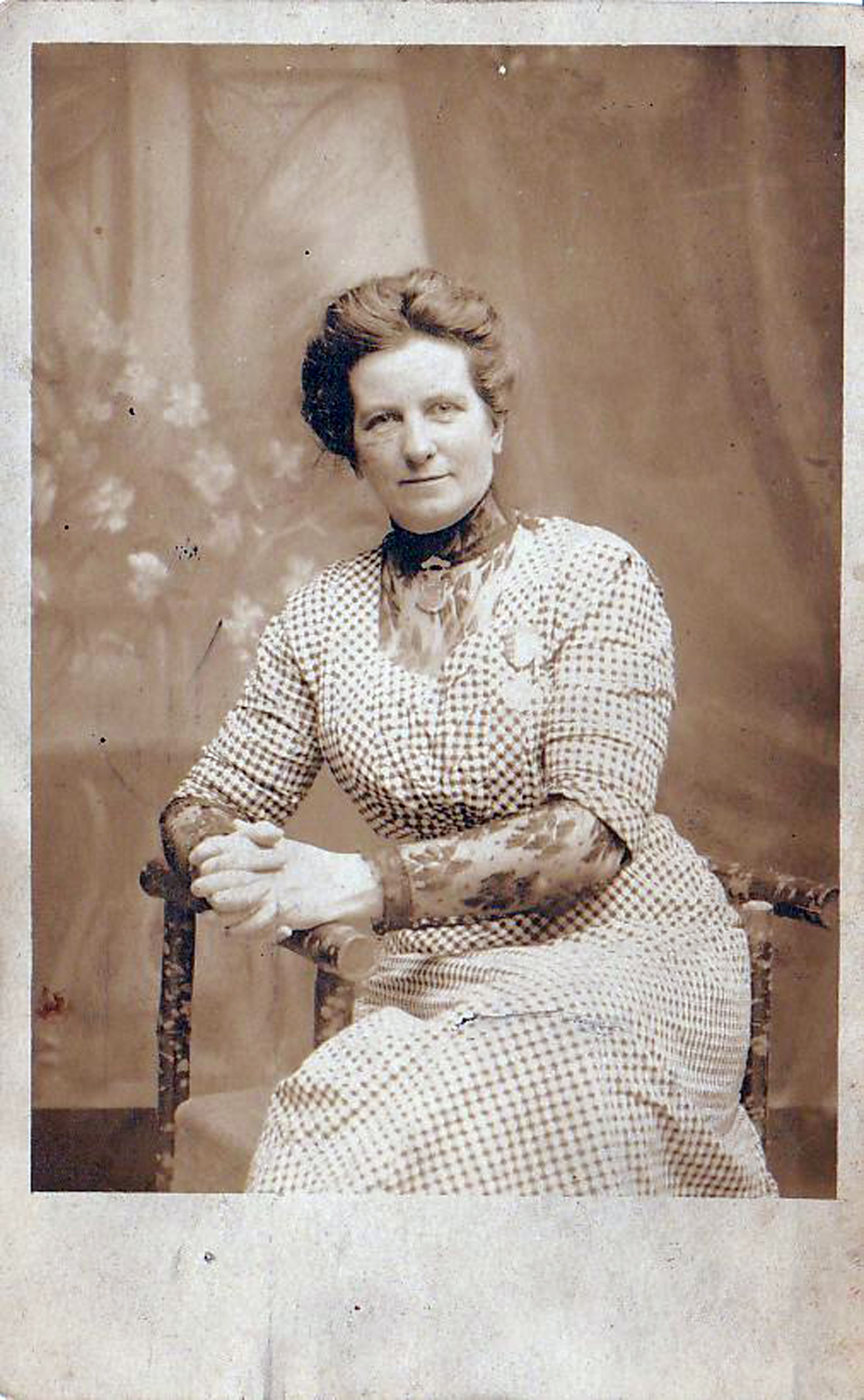 Atlantic City - Woman in plaid dress - Albert Studios - c 1910